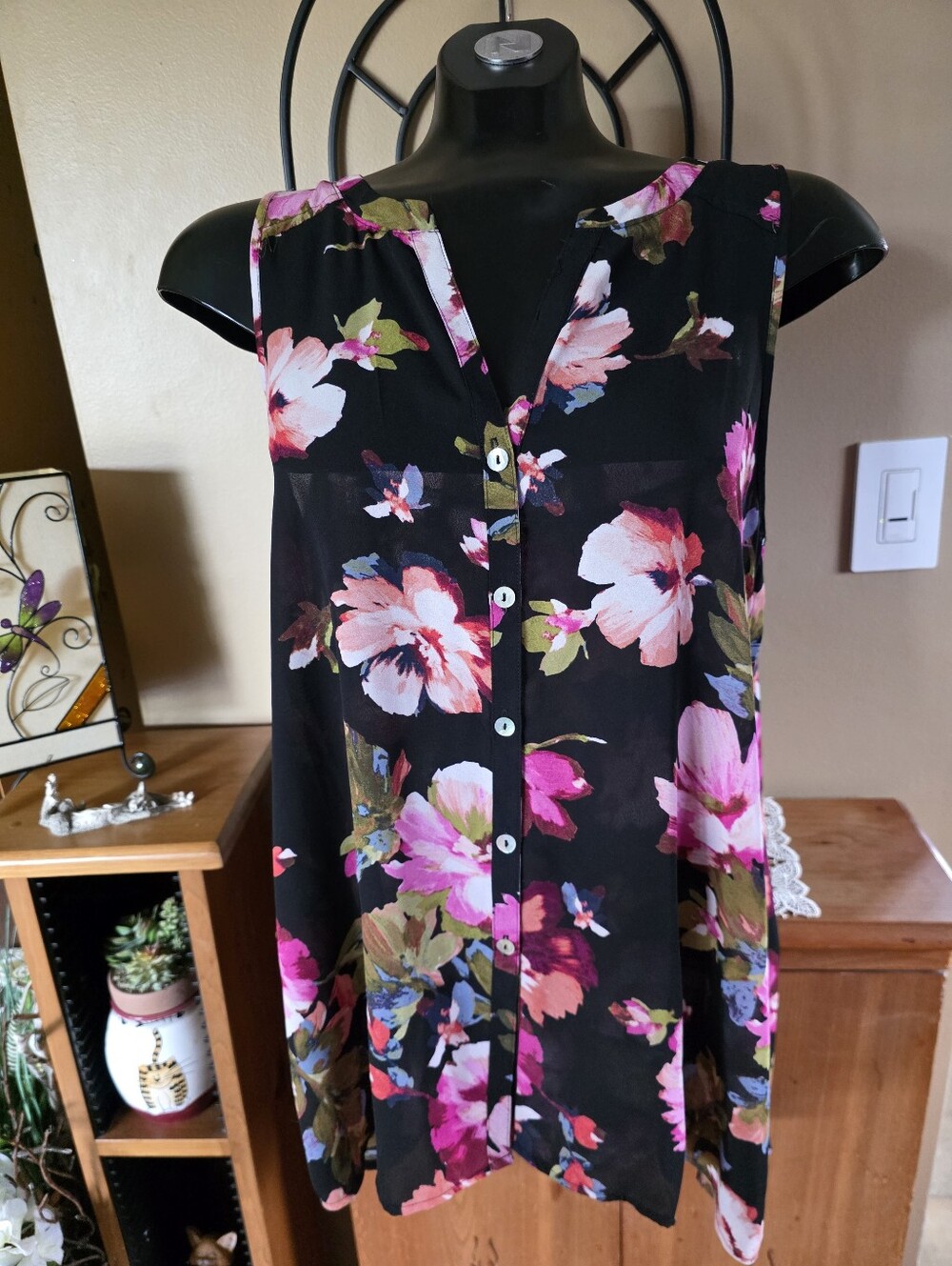Floral & Ivy Sleeveless Black Floral Button-Front Women's High Low Blouse Size S